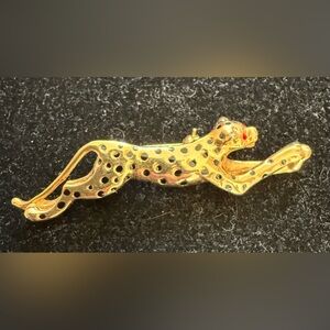 Vtg brooch with Gold and Black Leopard with red eyes guc